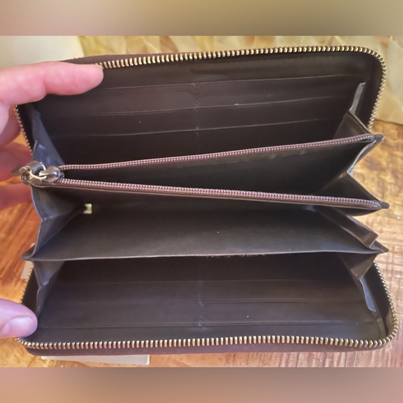 GUCCI Embossed Signature GG Leather Zippy Long Wallet - Picture 4 of 8